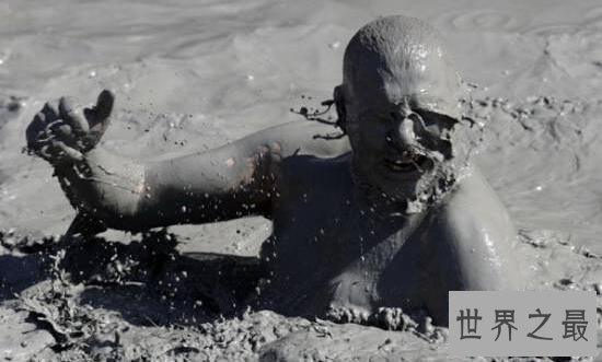 世界十大奇葩洗澡方式,泡在石油里越洗越恶心