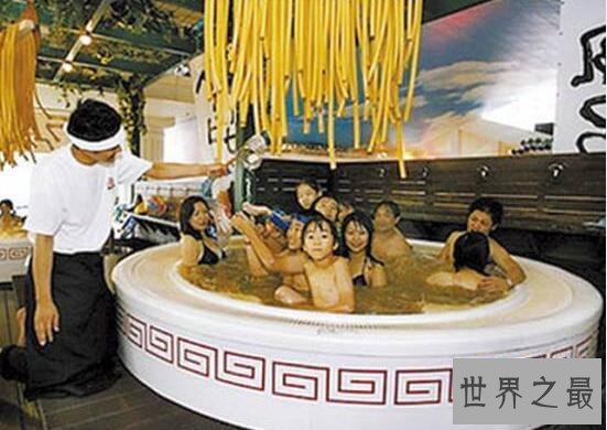 世界十大奇葩洗澡方式,泡在石油里越洗越恶心