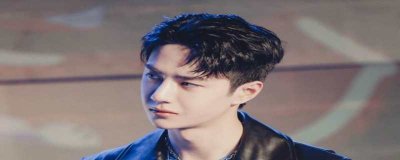 ​王一博第一次上快乐大本营穿的什么袜子