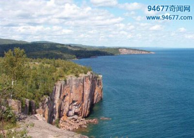 ​世界最大咸水湖，里海（386428平方千米）世界最大湖泊