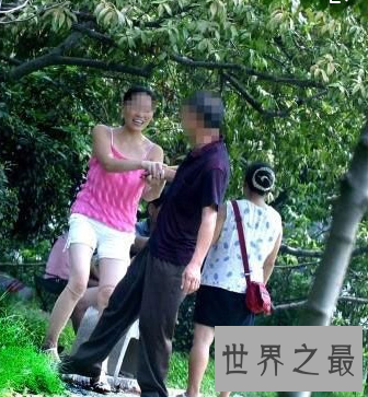 公园惊现10元一次老头乐 老头可以放肆搂抱亲吻