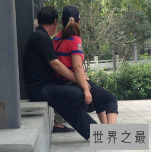 ​公园惊现10元一次老头乐 老头可以放肆搂抱亲吻