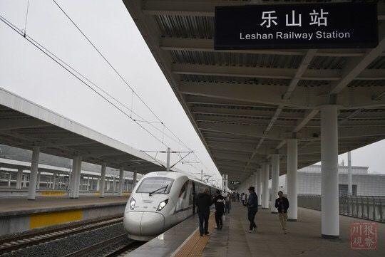1、成都出发，沿成温铁路（在建）经德阳到七娘山，全长约667公里。