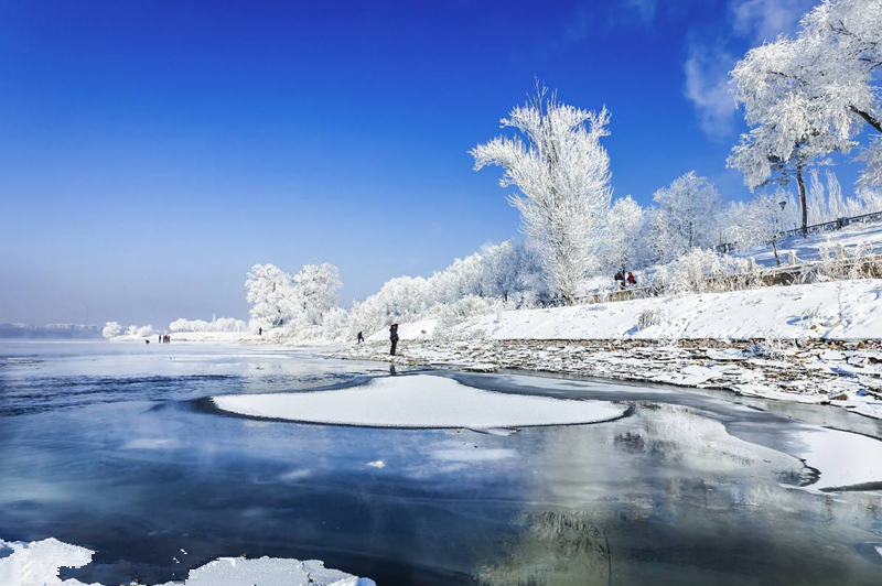 3、东北的冬天，是很难见到积雪的，因此也很难看到冰封江面的美景，但这并不代表着冬季来东北旅游就不能看到冰封江面的美景了。