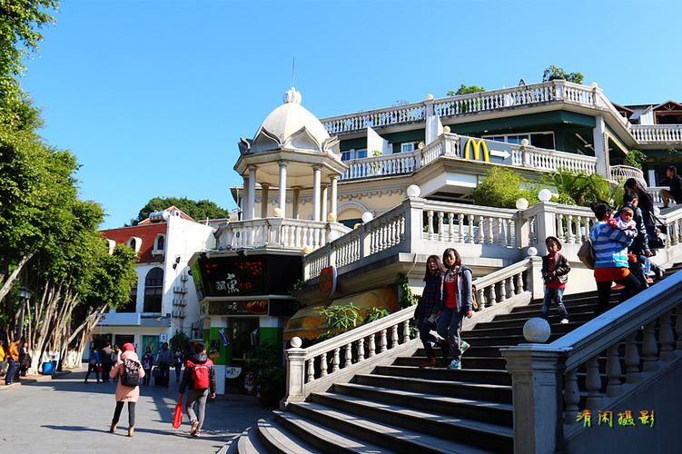 2、厦门鼓浪屿，鼓浪屿是一个十分美丽的地方，它不但风景好，还有美食，非常适合家庭游玩。