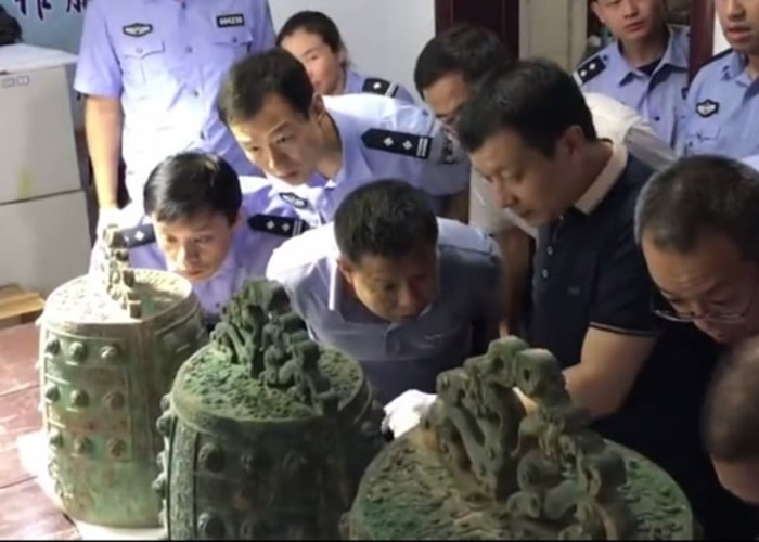 一众警员在端视找回的文物。