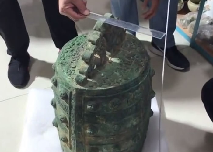 警员正为文物进行资料记录。