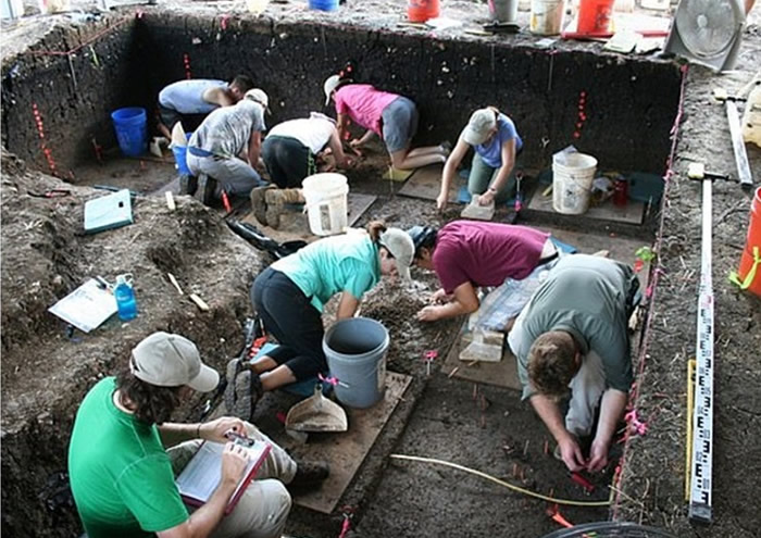 研究团队找到史前矛头。