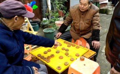 ​白酒在家里和谁的样子(白酒在家里面可以存放吗?)