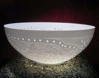 ​骨瓷是什么材料制成的（骨瓷真是用骨灰做成的吗）