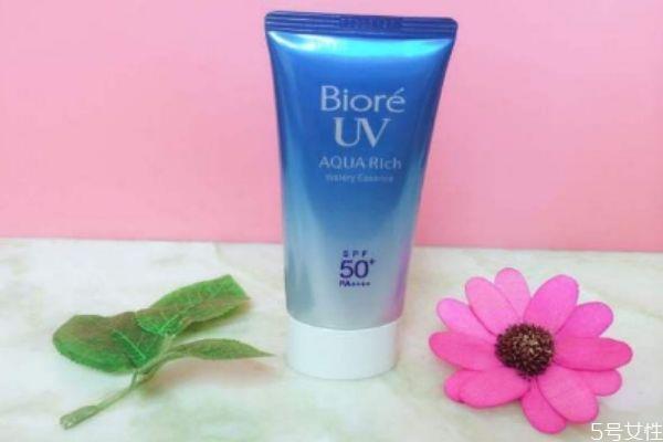 先涂隔离霜还是先用防晒霜 隔离和防晒哪个先涂