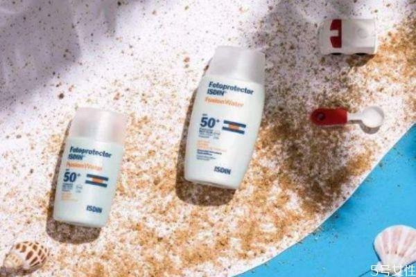 先涂隔离霜还是先用防晒霜 隔离和防晒哪个先涂