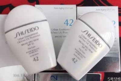 ​先涂隔离霜还是先用防晒霜 隔离和防晒哪个先涂