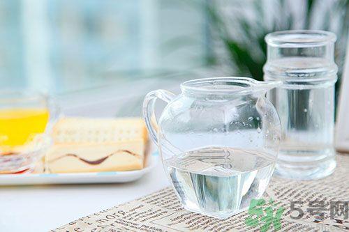 炒菜用白醋还是米醋好？白醋可以用来炒菜吗？