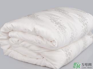 冬天盖什么被子保暖又舒服？冬天盖蚕丝被暖和吗？
