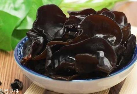 荠菜能和木耳一起吃吗？一起吃好处多多