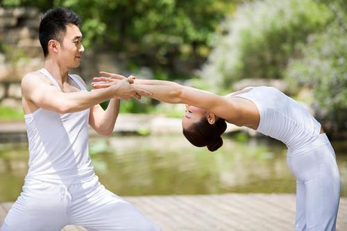 瑜伽开背的重要性 瑜伽开肩开背的作用