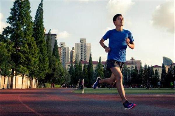 马拉松跑完如何恢复 注意拉伸和按摩