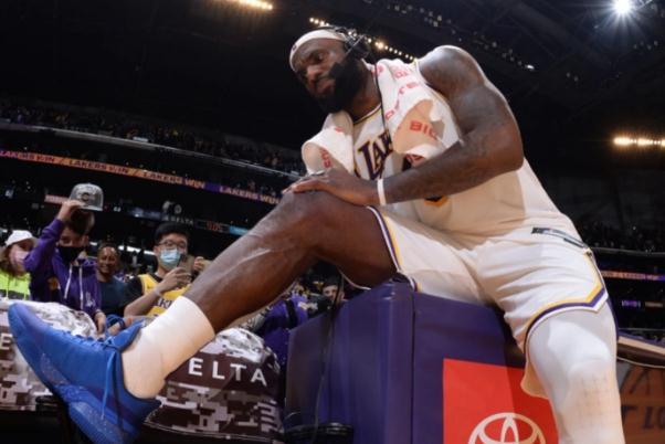 打篮球脚踝扭伤肿了怎样尽快恢复 打篮球要护膝吗