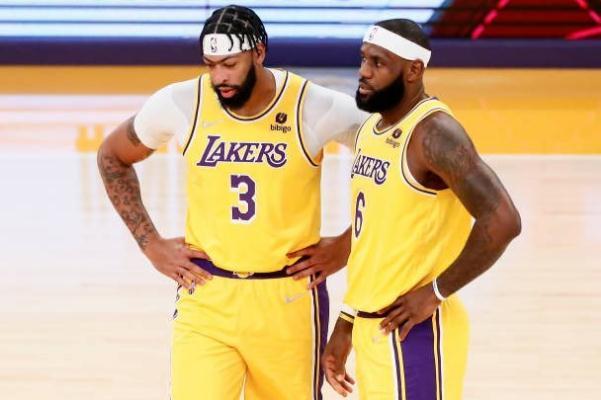 打篮球脚踝扭伤肿了怎样尽快恢复 打篮球要护膝吗