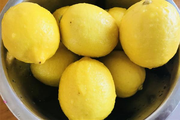 柠檬和梨子可以一起煮水喝吗 柠檬怎么切薄片窍门