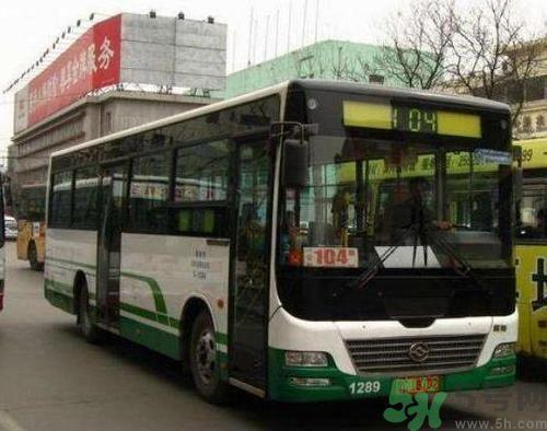 开兰博基尼上下班的人是谁？开兰博基尼上下班开的是哪辆公交车？