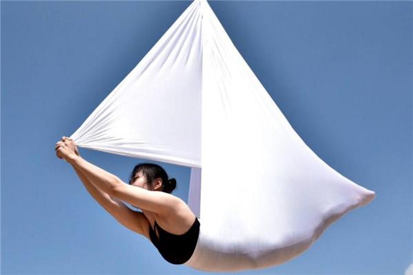 空中瑜伽可以穿袜子吗 会有影响