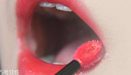 什么牌子的唇釉好用？显色又不易脱妆