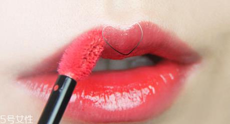 什么牌子的唇釉好用？显色又不易脱妆