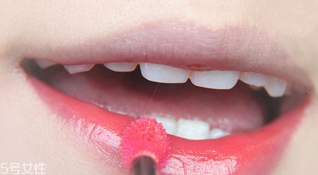 什么牌子的唇釉好用？显色又不易脱妆