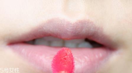什么牌子的唇釉好用？显色又不易脱妆
