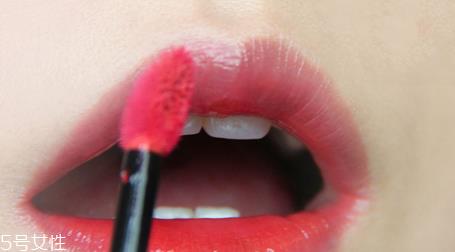 什么牌子的唇釉好用？显色又不易脱妆