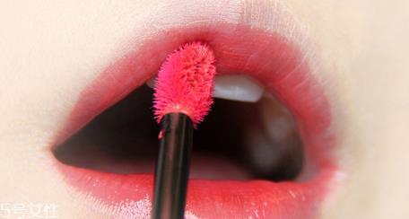 什么牌子的唇釉好用？显色又不易脱妆