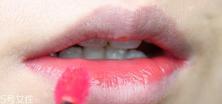 什么牌子的唇釉好用？显色又不易脱妆