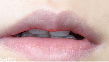 什么牌子的唇釉好用？显色又不易脱妆