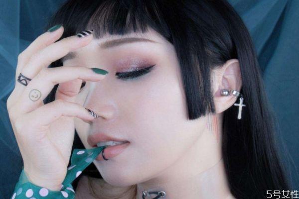 去夜店化什么妆 夜店蹦迪妆画法 去夜店化什么妆 夜店蹦迪妆画法