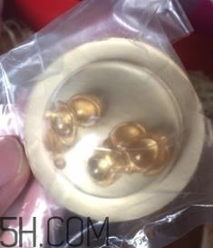 伊丽莎白雅顿眼部精华液油不油？长脂肪粒吗？