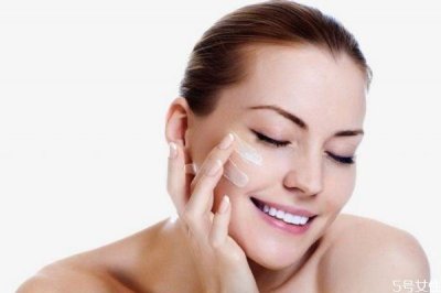 ​左边脸上为什么长痘痘 左边脸上长痘痘是什么原因