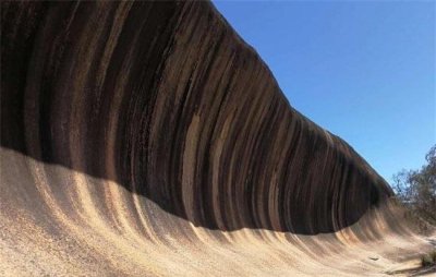 ​25亿年前形成海浪至今屹立不倒 波浪岩(世界奇观)