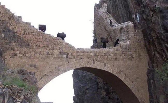 探秘400年历史的神秘古桥 两座山崖之间的沙哈拉桥(比较神奇) 3