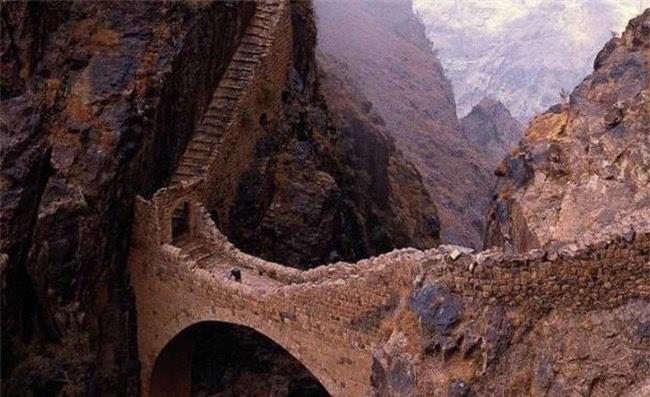 探秘400年历史的神秘古桥 两座山崖之间的沙哈拉桥(比较神奇) 2
