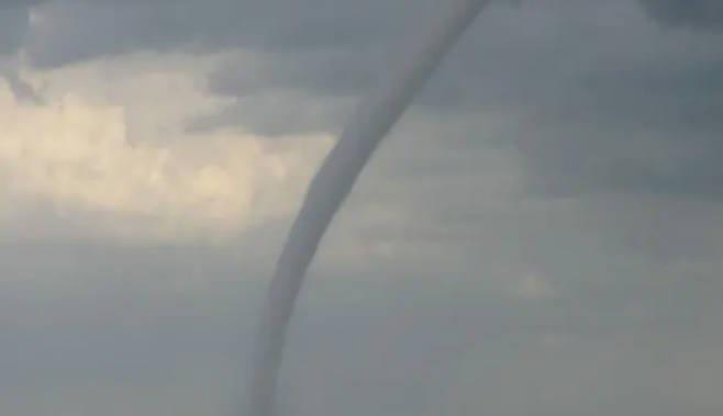 探秘通河出现龙吸水 巨型水柱直冲云霄比较罕见(水龙卷现象) 2