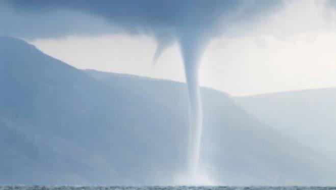 探秘通河出现龙吸水 巨型水柱直冲云霄比较罕见(水龙卷现象) 3