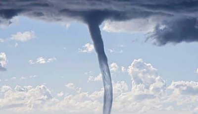 ​通河出现龙吸水 巨型水柱直冲云霄比较罕见(水龙卷现象)