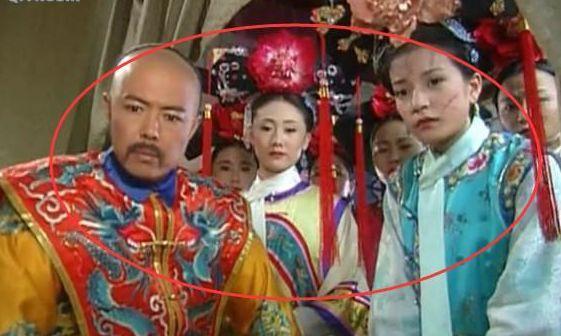 但是下一个镜头，床边就多了一堆人，导演这也太突兀了吧！能不能过度一下呢？