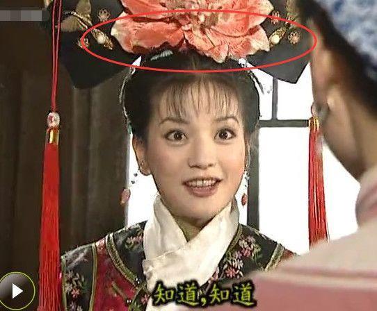 穿帮镜头五、小燕子眼光独特，看中的鸡也有特异功能？毛的颜色说变就变了！