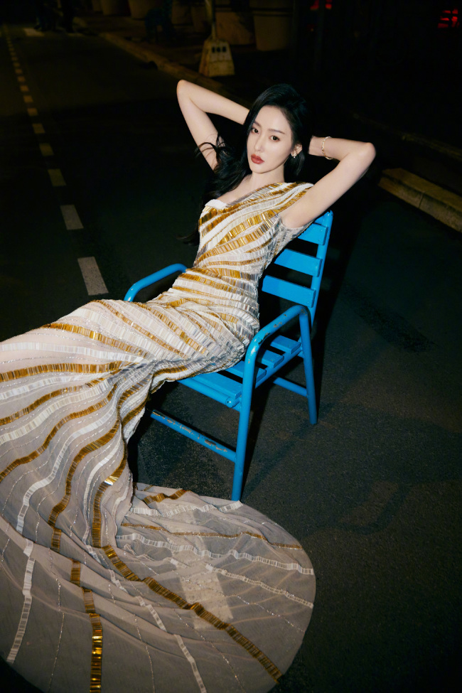 张天爱金色长裙造型 街头随拍松弛感满满