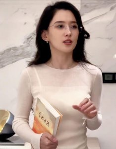 ​森林北跳舞视频公开：舞姿不输迪丽热巴，波浪大卷发很迷人