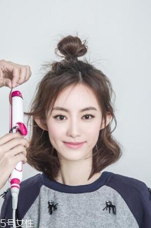 空气丸子头怎么弄 侧分半丸子头扎法