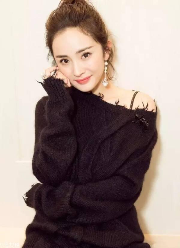 空气丸子头怎么弄 侧分半丸子头扎法